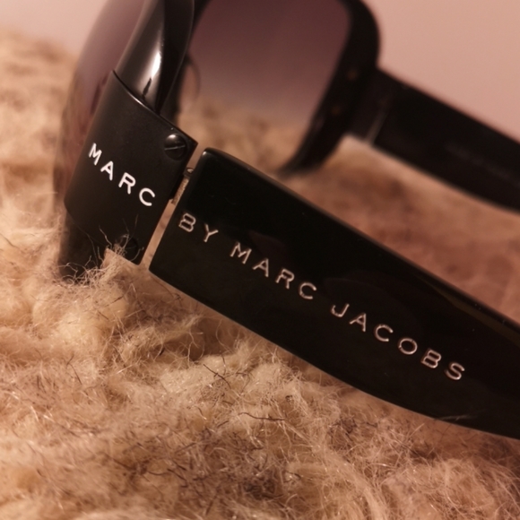 Marc Jacobs sunnies - Picture 2 of 2